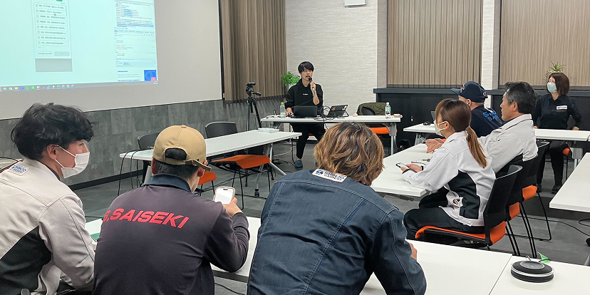 対面で説明している写真